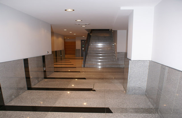 Portal y escalera